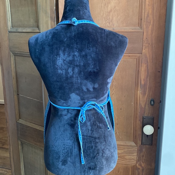 Vintage denim apron with large front pocket. Tie waist. - Picture 4 of 5